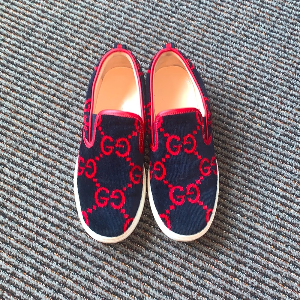 Velvet navy blue and red Gucci skate sneaker